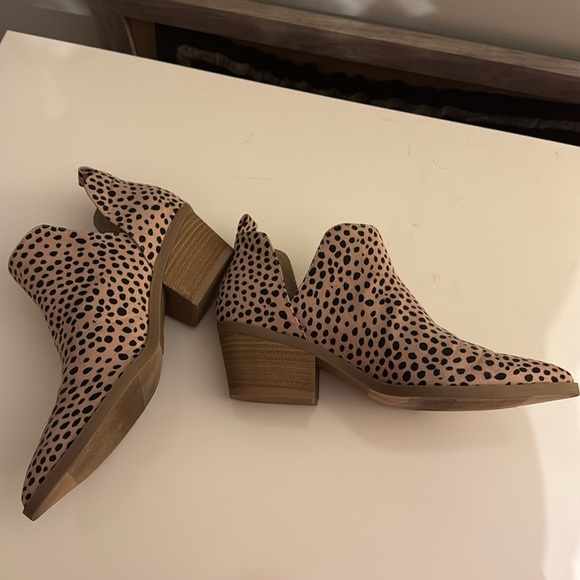 Universal Thread Leopard Booties - Picture 5 of 10